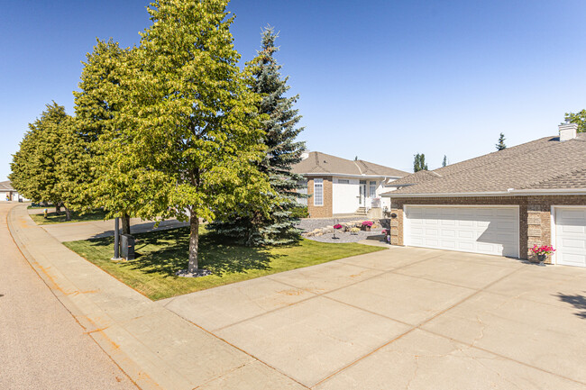 1326 Thompson Crt NW in Edmonton, AB - Building Photo - Building Photo