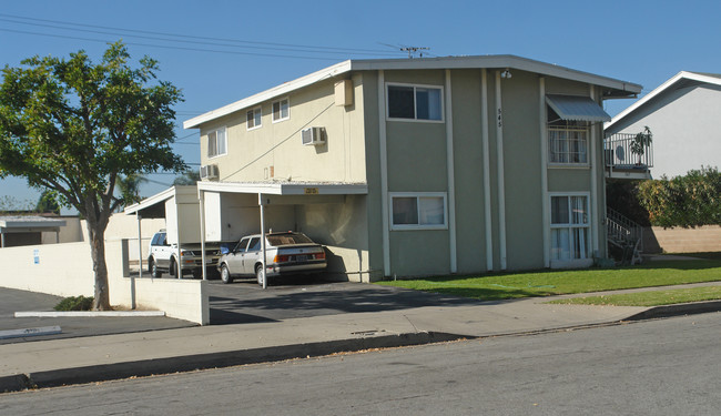 First Avenue Appartments in Covina, CA - Foto de edificio - Building Photo