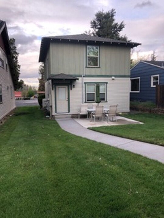 437 NE Irving Ave in Bend, OR - Building Photo