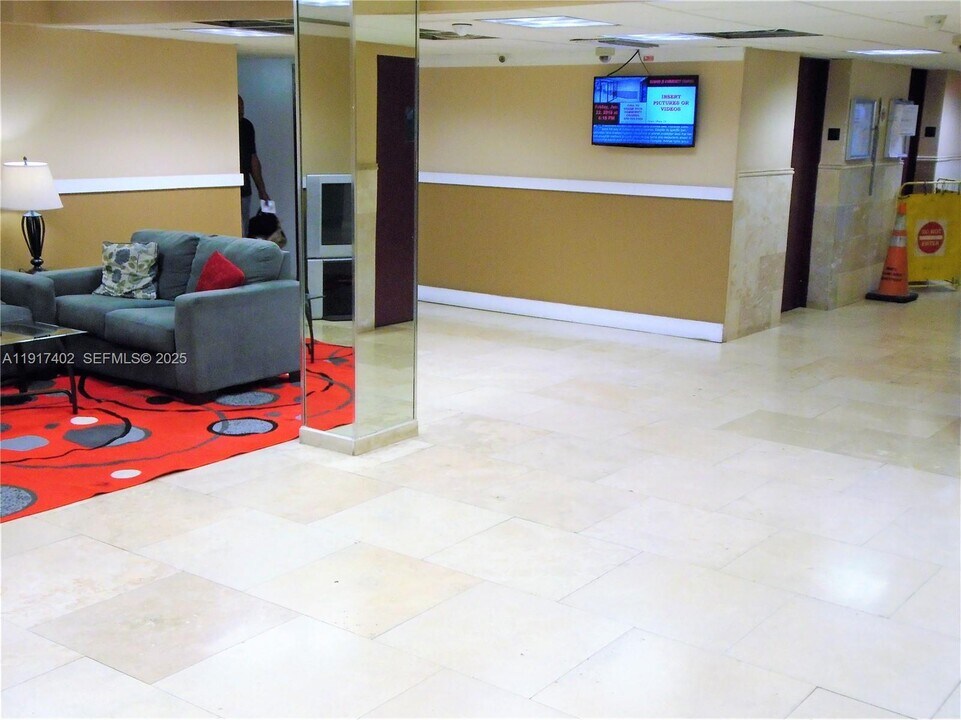 4174 Inverrary Dr in Lauderhill, FL - Building Photo