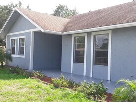 350 NE Granduer Ave in Port St. Lucie, FL - Building Photo