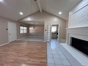 20322 Beigewood Ln in Humble, TX - Foto de edificio - Building Photo