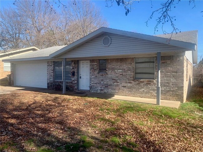 1901 Cambridge St in Springdale, AR - Foto de edificio - Building Photo