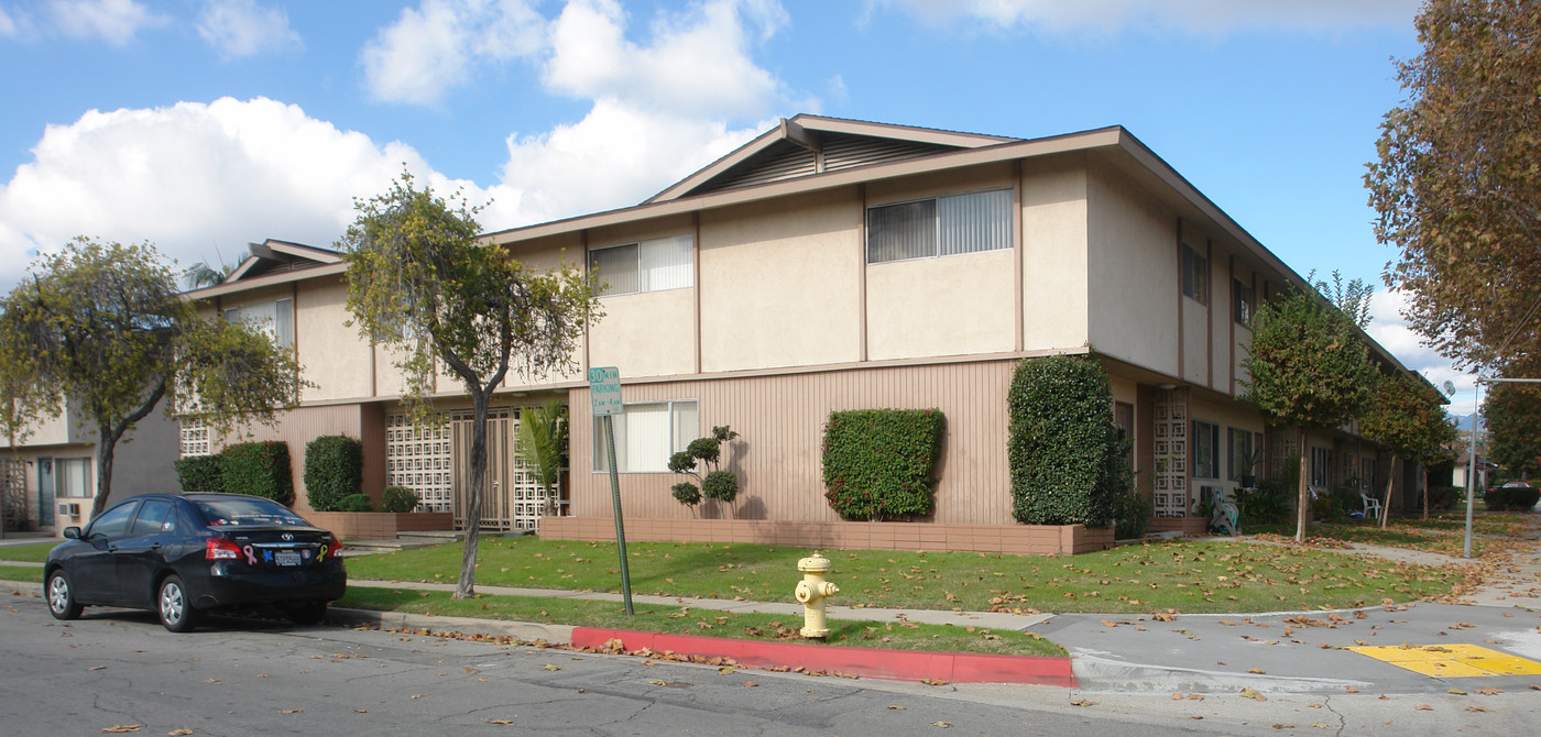 Villa San Jose in Covina, CA - Foto de edificio