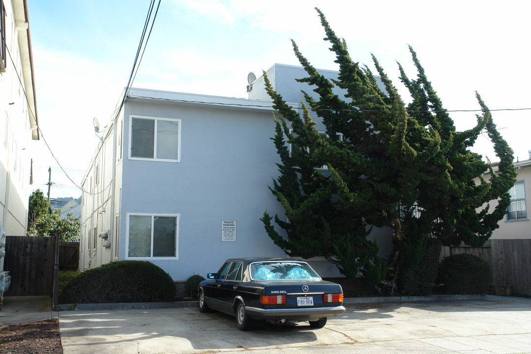 825 Kains Ave in Albany, CA - Building Photo