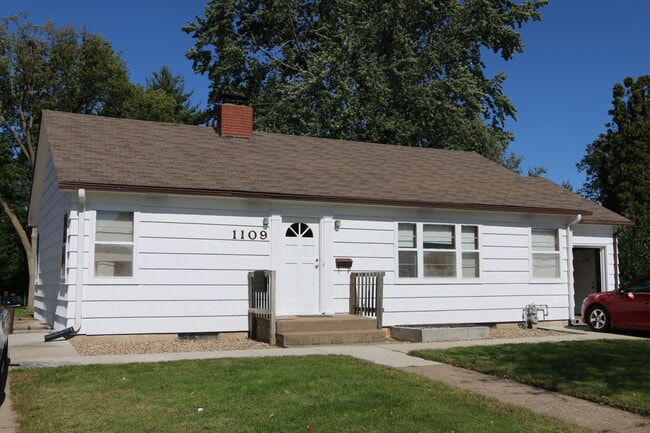 1109 W 20th St in Cedar Falls, IA - Building Photo - Building Photo
