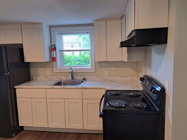 2046 Hartford Ave. in Hartford, VT - Building Photo - Building Photo