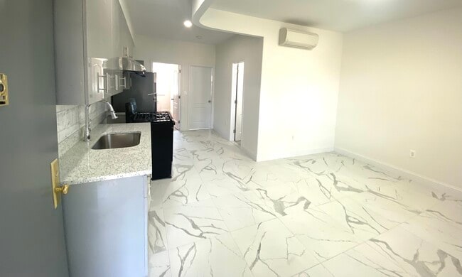 8279 164th Pl, Unit #1 in Jamaica, NY - Building Photo - Building Photo