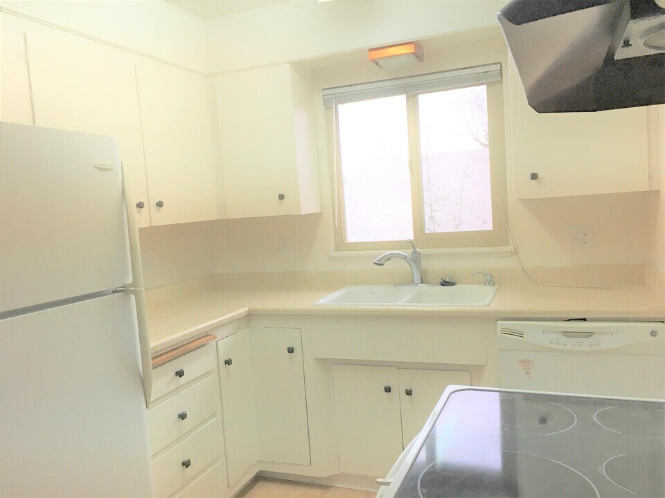 1553 Riverside Dr-Unit -7 in Redding, CA - Foto de edificio