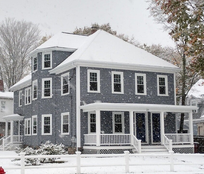 21 Courtland St, Unit 1 in Middleboro, MA - Foto de edificio