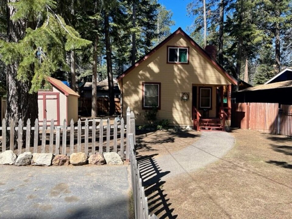 1226 Margaret Ave in South Lake Tahoe, CA - Foto de edificio