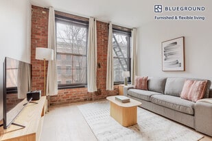 10 St Marks Pl in New York, NY - Building Photo