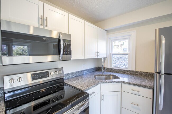 616 Rockcreek Rd-Unit -A in Charlottesville, VA - Building Photo - Building Photo