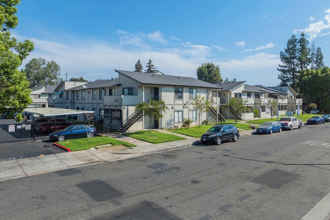 Blue Ridge Circle Apartments in Stockton, CA - Building Photo - Building Photo