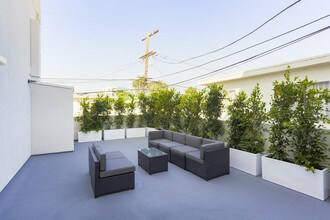 3667 Mentone Ave in Los Angeles, CA - Foto de edificio - Building Photo