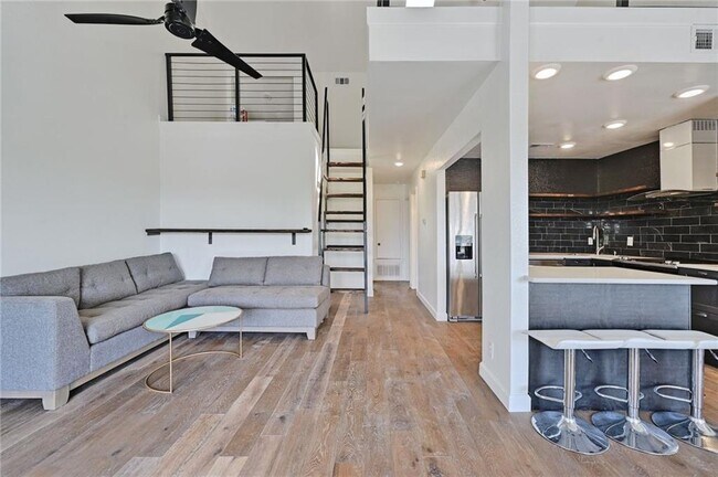 1610 Waterston Ave in Austin, TX - Foto de edificio - Building Photo