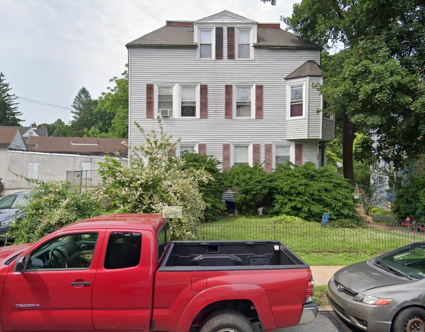 1339 Ashbourne Rd in Elkins Park, PA - Building Photo