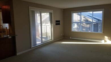 5889 Irmin St in Burnaby, BC - Building Photo - Building Photo