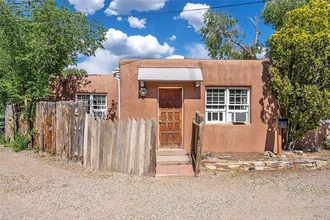 523 Agua Fria St in Santa Fe, NM - Foto de edificio - Building Photo