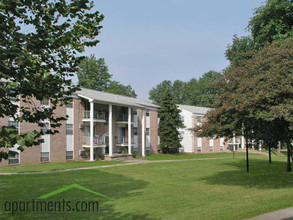 Eastwood Arms in Niles, OH - Building Photo - Building Photo