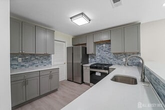 6 Woodbury Rd in Edison, NJ - Building Photo - Building Photo