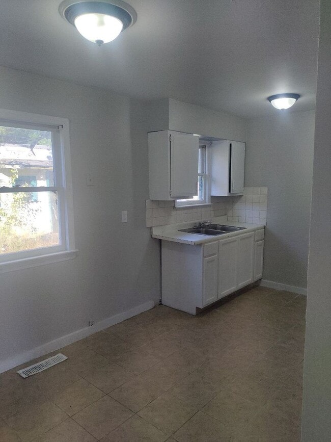 12510 Summerland Ave in Cleveland, OH - Building Photo - Building Photo