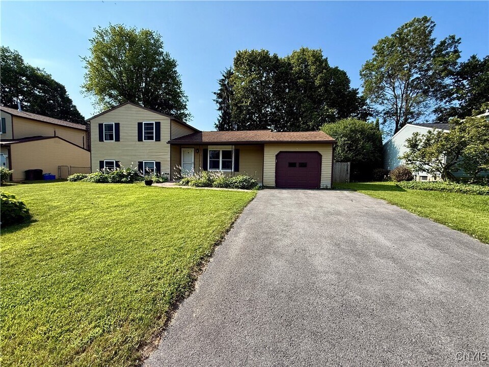 8339 Zenith Dr in Baldwinsville, NY - Building Photo