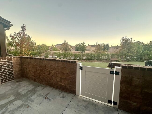 300 Farmhouse Dr in Simi Valley, CA - Foto de edificio - Building Photo