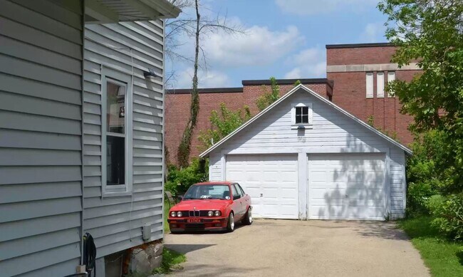 430 E Franklin St, Unit Lower in Waupun, WI - Building Photo - Building Photo