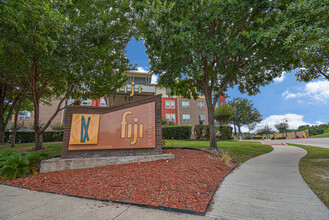 Fiji Senior Villas in Dallas, TX - Foto de edificio - Building Photo