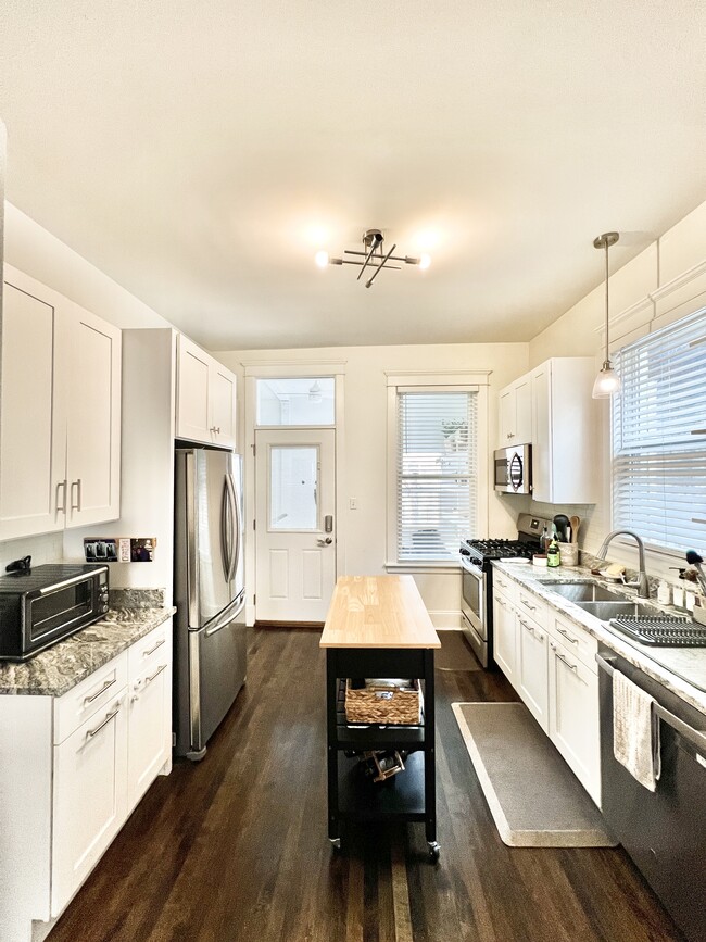3302 W Wrightwood Ave, Unit 2 in Chicago, IL - Foto de edificio - Building Photo
