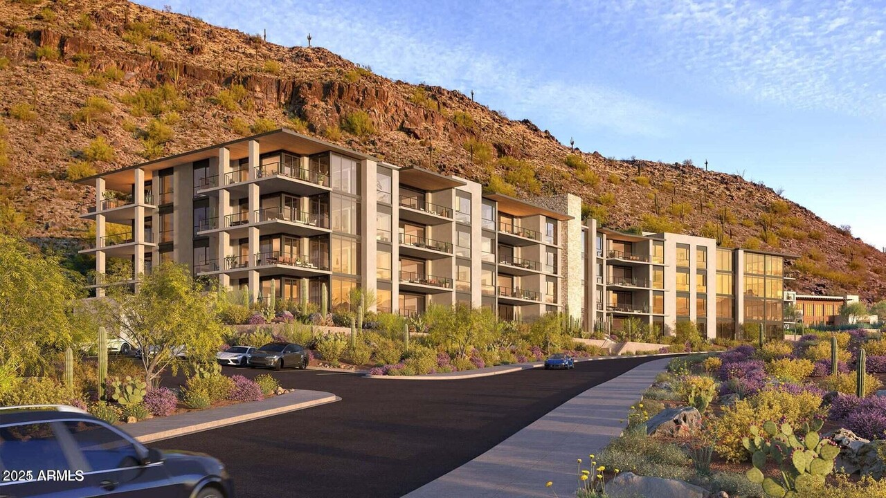 5000 E Camelback Rd in Scottsdale, AZ - Building Photo