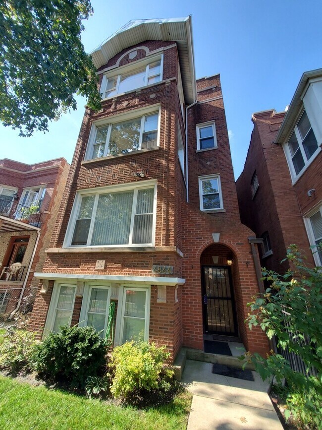 4844 N Spaulding Ave