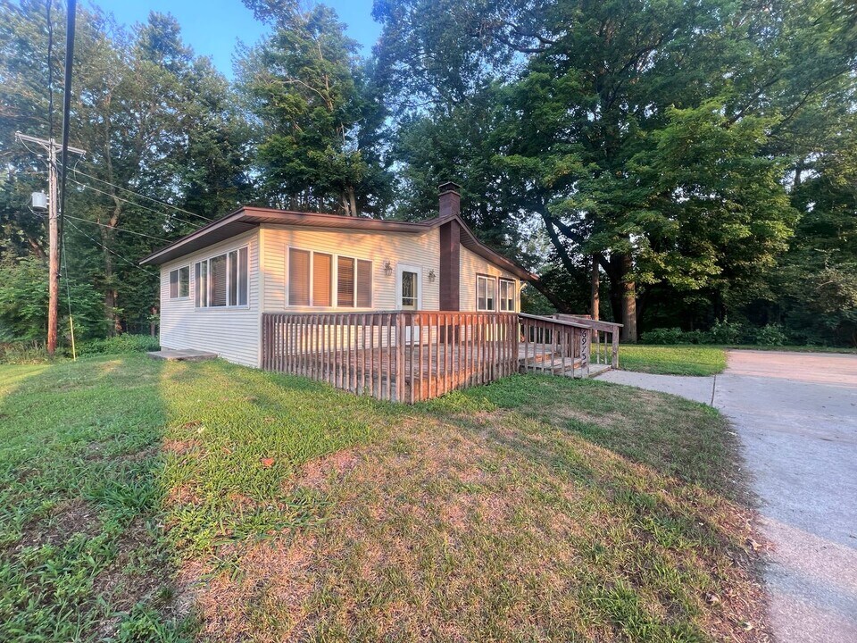 6975 Silver Lake Dr NE in Rockford, MI - Building Photo