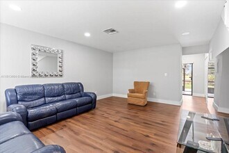 10789 NW 11th St in Pembroke Pines, FL - Foto de edificio - Building Photo