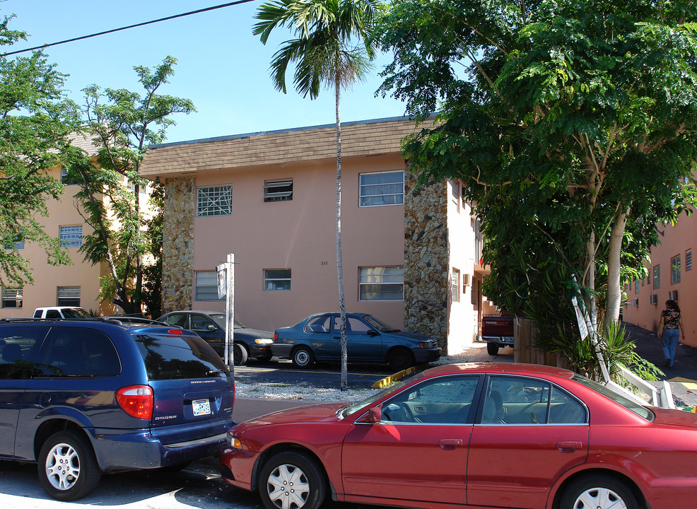 243 SW 9th St in Miami, FL - Building Photo