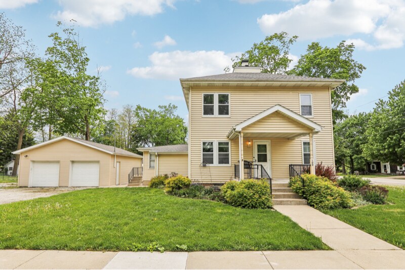 100 S Rochester St in Burlington, WI - Building Photo