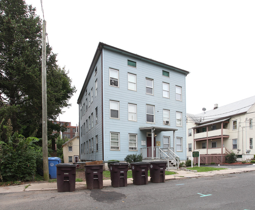 14 Crown St in New Britain, CT - Building Photo