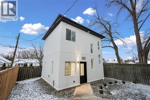 663 Alexandrine St in Windsor, ON - Building Photo