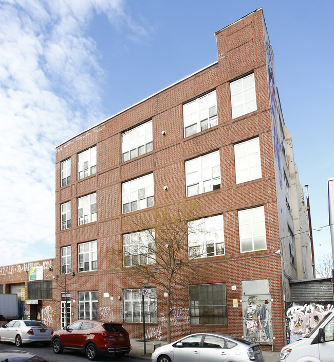 385 Troutman St in Brooklyn, NY - Foto de edificio - Building Photo