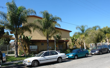 Simpson Apartments in North Hollywood, CA - Building Photo - Building Photo