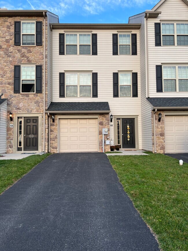60 Katelyn Dr in New Oxford, PA - Foto de edificio - Building Photo