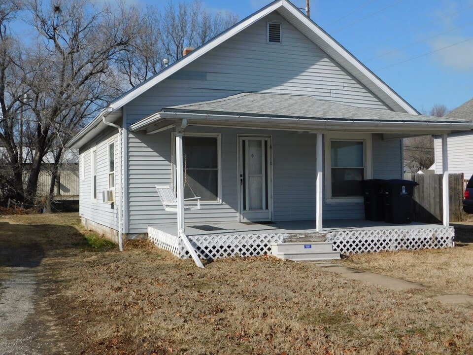 631 N Star St in El Dorado, KS - Building Photo