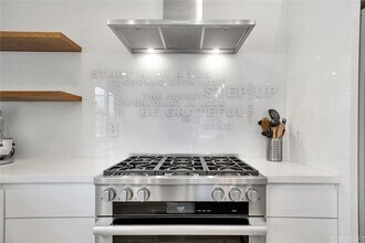 19041 Calvert St in Los Angeles, CA - Building Photo - Building Photo