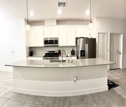 5613 De Coronado Dr in Ruskin, FL - Building Photo - Building Photo