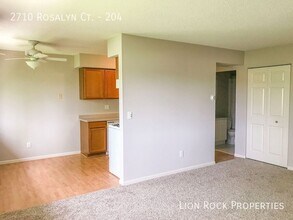 2710 Rosalyn Ct in Minneapolis, MN - Building Photo - Building Photo