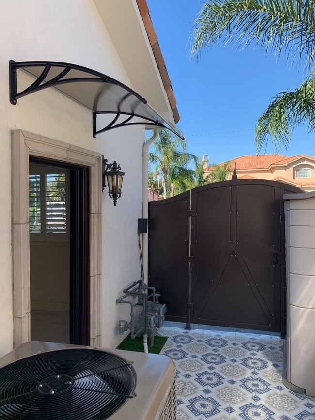 1010 S Elliott Pl in Santa Ana, CA - Building Photo - Building Photo