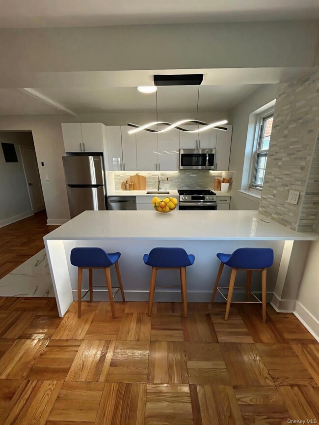 230 Pelham Rd in New Rochelle, NY - Building Photo - Building Photo