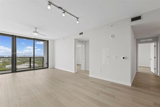 555 NE 8th St, Unit 2206 in Fort Lauderdale, FL - Building Photo - Building Photo