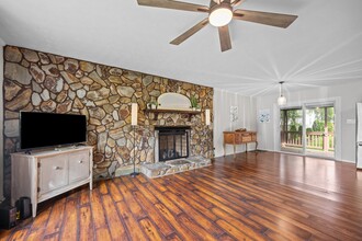 917 W Chapel Rd in Asheville, NC - Building Photo - Building Photo